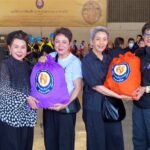 ศาลาเฉลิมกรุง-ศิลปินนักแสดงและนักร้องจิตอาสา ร่วมบรรจุถุงยังชีพพระราชทาน