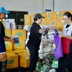 ศาลาเฉลิมกรุง-ศิลปินนักแสดงและนักร้องจิตอาสา ร่วมบรรจุถุงยังชีพพระราชทาน