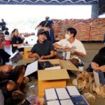ศาลาเฉลิมกรุง-ศิลปินนักแสดงและนักร้องจิตอาสา ร่วมบรรจุถุงยังชีพพระราชทาน