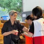 ศาลาเฉลิมกรุง-ศิลปินนักแสดงและนักร้องจิตอาสา ร่วมบรรจุถุงยังชีพพระราชทาน