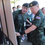 เสธ.ทบ. ลงพื้นที่อุบลฯ ให้กำลังใจผู้ป่วยกลุ่มเปราะบาง มอบของใช้จำเป็นช่วยศูนย์พักพิง