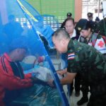เสธ.ทบ. ลงพื้นที่อุบลฯ ให้กำลังใจผู้ป่วยกลุ่มเปราะบาง มอบของใช้จำเป็นช่วยศูนย์พักพิง