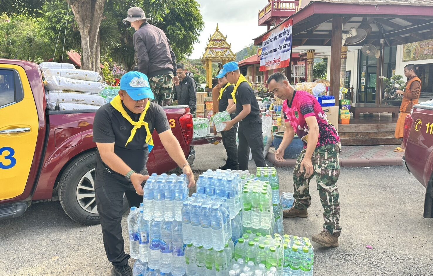 มอบสิ่งของอาหาร