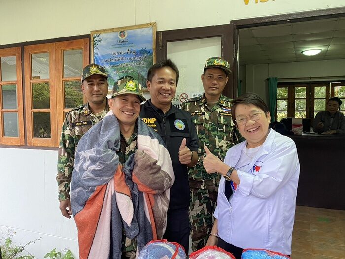 ส่งต่อไออุ่นปลายปี มูลนิธิหัวใจบริสุทธิ์ มอบขนม-ผ้าห่มกันหนาว จนท.อุทยานฯ น่าน