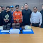 สืบวังทองหลาง จับ 2 หนุ่ม ส่งยาบ้าขาย 140,000 เม็ด ขณะยื่นยาเสพติด จยย.ถึงรถยนต์