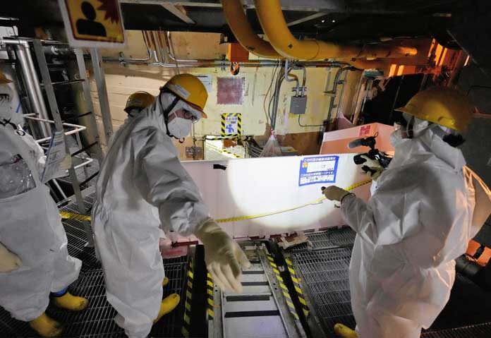 พนักงานของบริษัท โตเกียว อิเล็กทริก พาวเวอร์ โฮลดิ้งส์ (TEPCO) พาผู้สื่อข่าวสำนักข่าวเอพีไปยังบริเวณใต้ถังความดันของเครื่องปฏิกรณ์หน่วยที่ 5 ซึ่งรอดพ้นจากสึนามิที่เกิดจากแผ่นดินไหวในปี 2011 ที่โรงไฟฟ้านิวเคลียร์ฟุกุชิมะไดอิจิ เมืองฟุตาบะ ทางตะวันออกเฉียงเหนือของญี่ปุ่น เมื่อวันจันทร์ที่ 20 กุมภาพันธ์ 2025