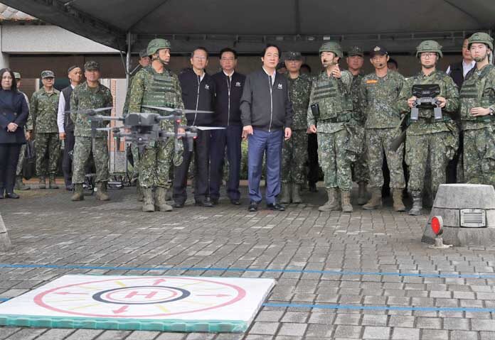 ไต้หวัน “ปรับกลยุทธ์” - ประธานาธิบดีไล่ ชิงเต๋อ แห่งไต้หวัน ตรวจเยี่ยมการปฏิบัติงานของอากาศยานไร้คนขับ ขณะตรวจเยี่ยมกำลังพลสำรองของไต้หวันที่เข้าร่วมการฝึกทหารสำรองในมณฑลอีหลาน ทางตะวันออกของไต้หวัน เมื่อวันอังคารที่ 2 ธันวาคม 2025