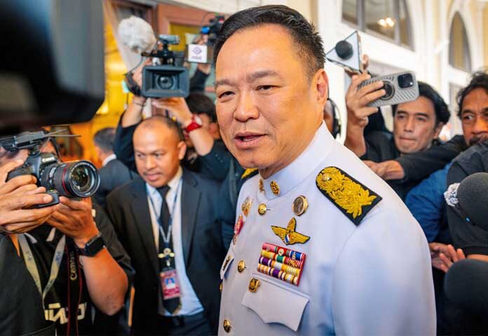 นายอนุทิน ชาญวีรกุล นายกรัฐมนตรีของประเทศไทย ถูกสื่อมวลชนรุมล้อมที่ทำเนียบรัฐบาล กรุงเทพฯ ประเทศไทย วันศุกร์ที่ 12 ธันวาคม 2568