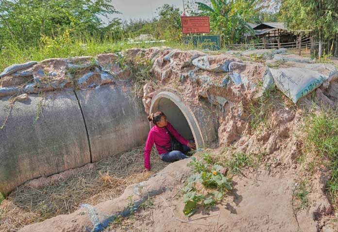 ทรัมป์เผยหลังหารือ - ชาวบ้านชาวไทยคนหนึ่งหลบภัยในจังหวัดบุรีรัมย์ ประเทศไทย เมื่อวันศุกร์ที่ 12 ธันวาคม 2568 หลังเกิดความขัดแย้งบริเวณชายแดนระหว่างไทยและกัมพูชาขึ้นอีกครั้ง