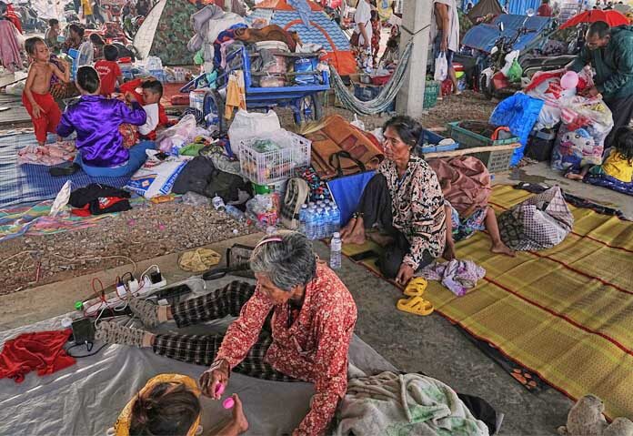 ทรัมป์เผยหลังหารือ - ผู้ลี้ภัยเข้าหลบภัยในเมืองบันเตียเมนเจย จังหวัดกัมพูชา เมื่อวันศุกร์ที่ 12 ธันวาคม 2568 หลังจากหนีออกจากบ้านเนื่องจากการสู้รบระหว่างไทยและกัมพูชาเรื่องข้อพิพาทดินแดน