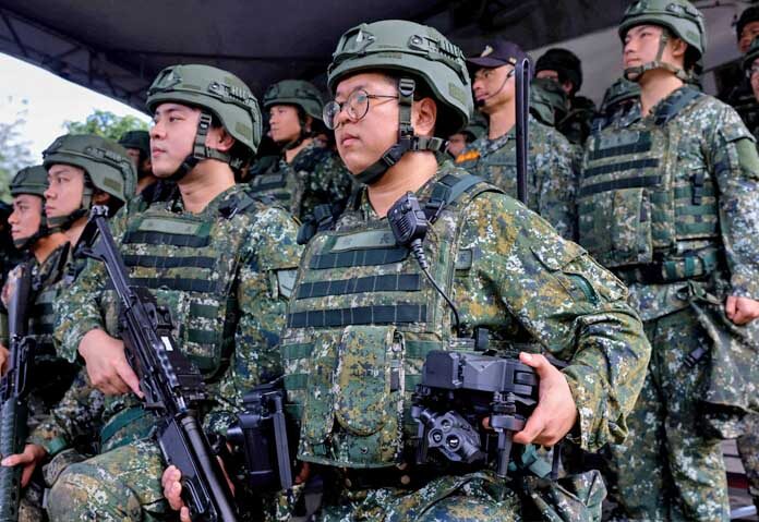 สหรัฐฉลุยขาย - ทหารกองหนุนถือโดรน Hummer 2 ที่ผลิตในไต้หวัน ระหว่างการฝึกซ้อมที่ศูนย์บริการนิคมอุตสาหกรรมหลงเต๋อ ในเมืองอี๋หลาน ประเทศไต้หวัน เมื่อวันที่ 2 ธันวาคม 2025