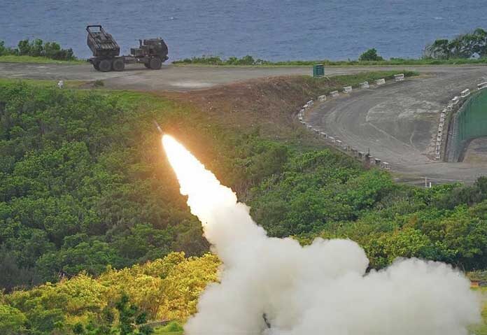 กระทรวงกลาโหมไต้หวันระบุในแถลงการณ์ว่า การเสนอขายอาวุธครั้งนี้ครอบคลุม 8 รายการ รวมถึงระบบจรวด HIMARS ปืนใหญ่ฮาวิตเซอร์ ขีปนาวุธต่อต้านรถถัง Javelin โดรนโจมตี Altius และชิ้นส่วนสำหรับอุปกรณ์อื่นๆ ประธานาธิบดีไล่ ชิงเต๋อ แห่งไต้หวัน ประกาศเมื่อเดือนที่แล้วว่า จะมีงบประมาณด้านกลาโหมเพิ่มเติม 40 พันล้านดอลลาร์สหรัฐฯ สำหรับปี 2026 ถึง 2033 โดยกล่าวว่า "ไม่มีที่ว่างสำหรับการประนีประนอมในเรื่องความมั่นคงของชาติ"