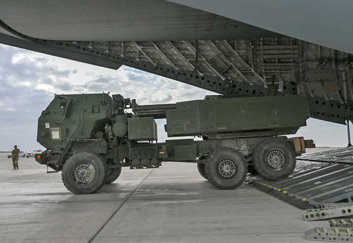 กองทัพบกสหรัฐฯ บรรทุกระบบจรวดปืนใหญ่เคลื่อนที่เร็ว M142 ขึ้นเครื่องบินขนส่ง C-17 Globemaster III ของกองทัพอากาศสหรัฐฯ ภายในเขตความรับผิดชอบของกองบัญชาการกลางสหรัฐฯ เพื่อสนับสนุนปฏิบัติการ Hawkeye Strike ซึ่งกองทัพสหรัฐฯ ได้เปิดฉากโจมตีเป้าหมายของกลุ่มรัฐอิสลามหลายสิบแห่งในซีเรีย เพื่อตอบโต้การโจมตีเจ้าหน้าที่สหรัฐฯ
