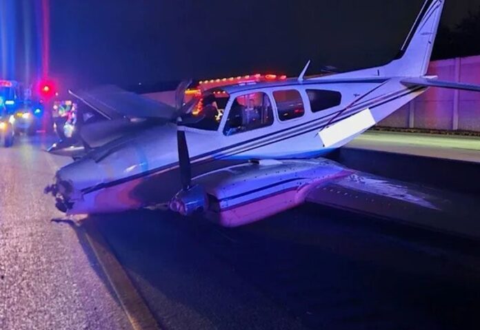 สภาพเครื่องบินขนาดเล็กหลังพุ่งชนรถยนต์กลางถนน บนทางหลวงสาย I-95 ในรัฐฟลอริดา 