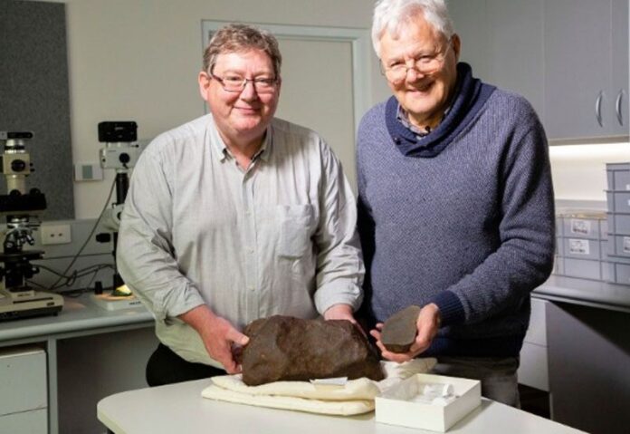Dermot Henry and Melbourne Museum geologist Bill Birch with the Maryborough meteorite. (Museums Victoria)
