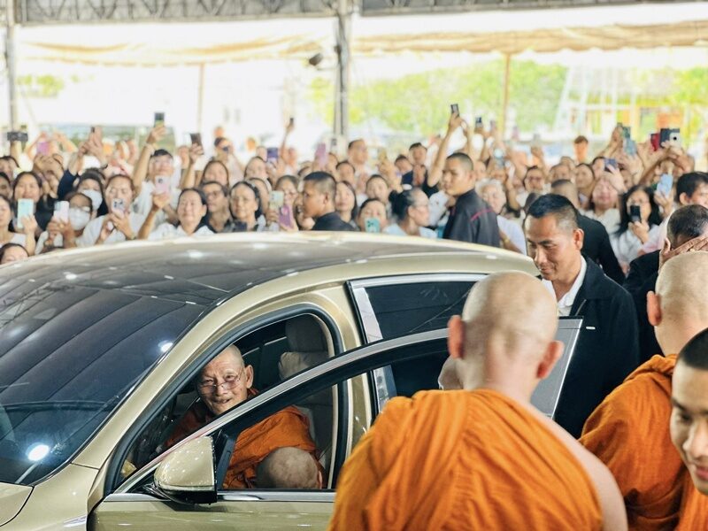 โซเชียลร่วมอนุโมทนาบุญ เศรษฐีใจบุญถวายรถเบนซ์หรู หลวงปู่ศิลา ใกล้หวยออกนักเสี่ยงโชคไม่พลาดนำเลขทะเบียนป้ายแดง จ 3544 ไปซื้อหวยงวด 16 ธ.ค.68