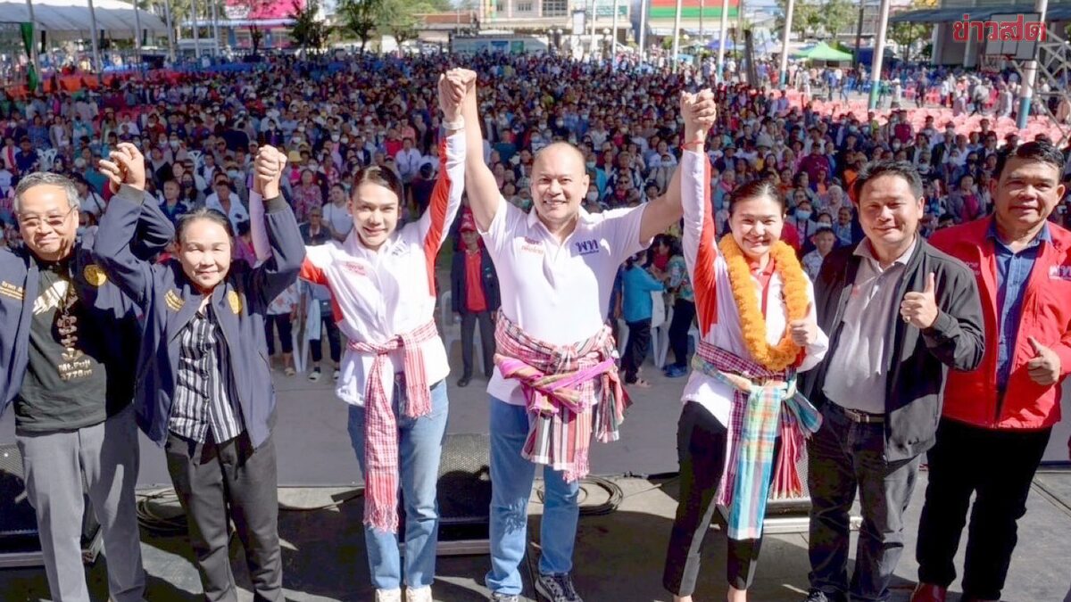 ภาพประกอบข่าว: ร้อยเอ็ดนับหมื่น ร่วมเวทีเพื่อไทย หนุน พี่น้องสินธุไพร จิราพร-ชญาภา ลั่นอยู่พท.