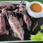 จานเด็ด หมึกน้ำดำซีฟู้ด อาหารขึ้นชื่อเมืองสามอ่าว ทุกคนมาต้องสั่ง เมนูเด่นร้านระมุนลิ้น