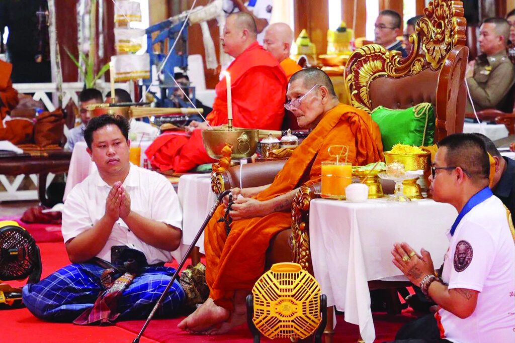 รายงานพิเศษ - เหรียญดวงเศรษฐี‘หลวงปู่ทวด’ ซื้ออุปกรณ์การแพทย์-มอบทุน