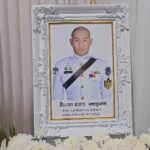 'ขอเป็นแม่ลูกทุกชาติไป' มารดา สิบเอกชวกร สุดกลั้นน้ำตา วันสุดท้าย ก่อนพิธีพระราชทานเพลิงศพ