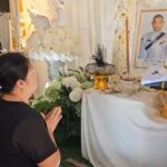 'ขอเป็นแม่ลูกทุกชาติไป' มารดา สิบเอกชวกร สุดกลั้นน้ำตา วันสุดท้าย ก่อนพิธีพระราชทานเพลิงศพ