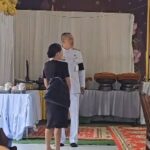 'ขอเป็นแม่ลูกทุกชาติไป' มารดา สิบเอกชวกร สุดกลั้นน้ำตา วันสุดท้าย ก่อนพิธีพระราชทานเพลิงศพ