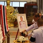 ในหลวง พระราชทานน้ำหลวงอาบศพ จ่าสิบเอก ดำรงเกียรติ ทหารกล้าพลีชีพเนิน 677 อานม้า