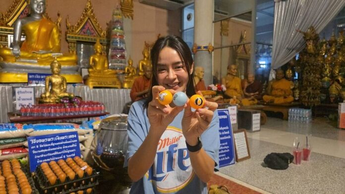 รวยแล้วไม่ลืม ปุ้ยฝ้าย AF นักร้องดัง ไหว้พระเงินพระทอง ฮือฮาเขย่าตะข้องล้วงลูกไข่ได้เลขเด็ด 3 ตัว