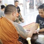 ชาวบ้าน ร่วมเจิมหน้ามือ วัดดังชลบุรี มา116ครั้ง มีโชคตลอด ล้วงไหได้เลขเด็ด