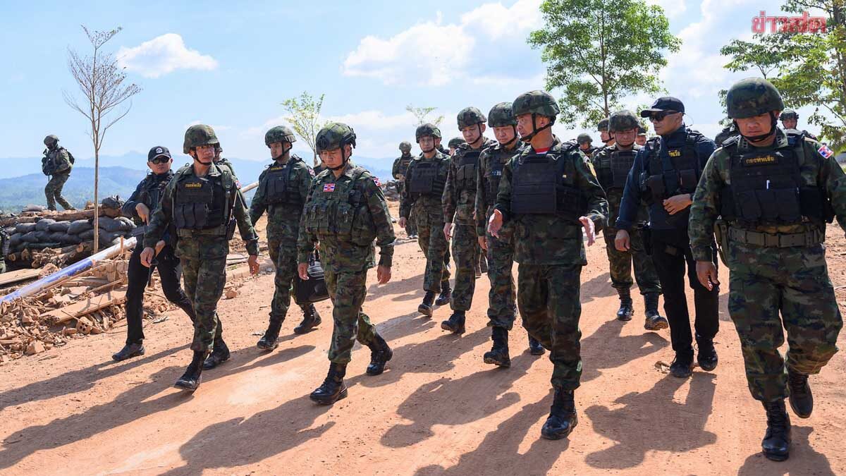 ผบ.ทร. ลงพื้นที่ 'บ้านท่าเส้น-บ้านหนองรี' เยี่ยมกำลังพล ย้ำเฝ้าระวังเข้ม แม้หยุดยิง ภาพประกอบข่าว: ผบ.ทร. ลงพื้นที่ 'บ้านท่าเส้น-บ้านหนองรี' เยี่ยมกำลังพล ย้ำเฝ้าระวังเข้ม แม้หยุดยิง