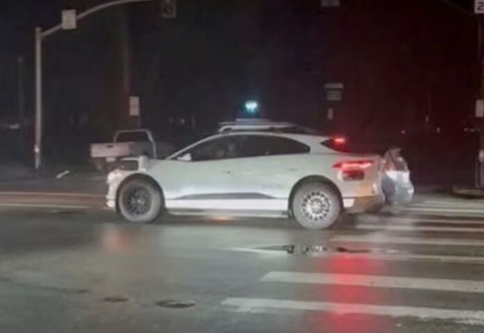 แท็กซี่ไร้คนขับในซานฟรานซิสโก จอดนิ่งตรงสี่แยก
