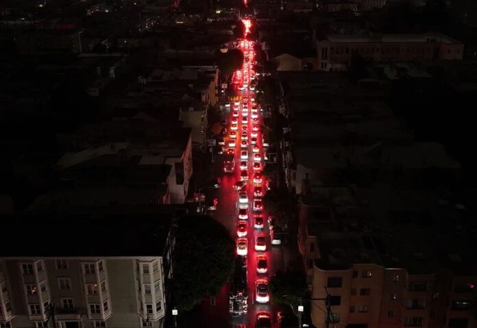 แท็กซี่ไร้คนขับในซานฟรานซิสโก จอดนิ่งตรงสี่แยก