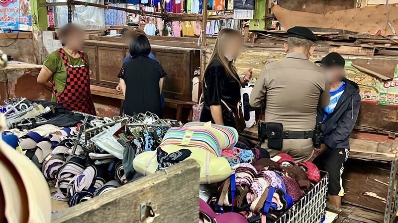 สลดหดหู่ใจทั้งตลาด แม่ค้าเครียดขายของไม่ได้หนี้สินรุมเร้าเจอเสียชีวิตคาแผง  สามี-เพื่อนสนิทสุดเศร้า - ข่าวสด