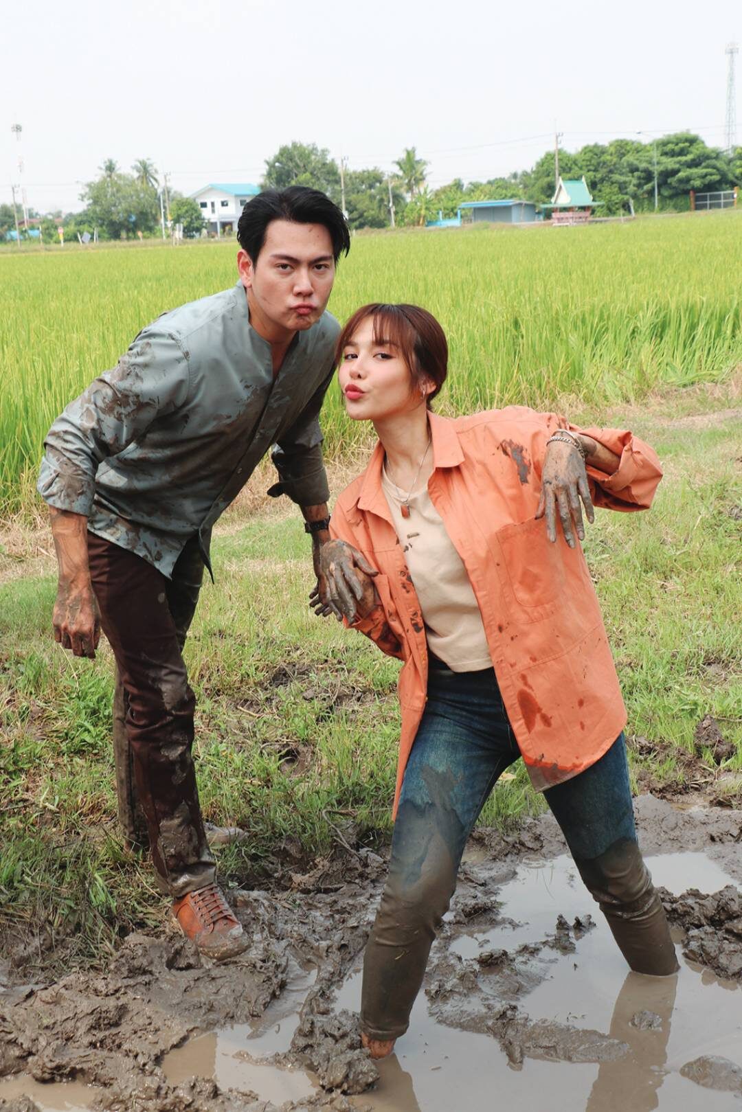 เบื้องหลังมายา