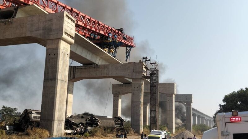 เครนก่อสร้าง หล่นทับรถไฟ