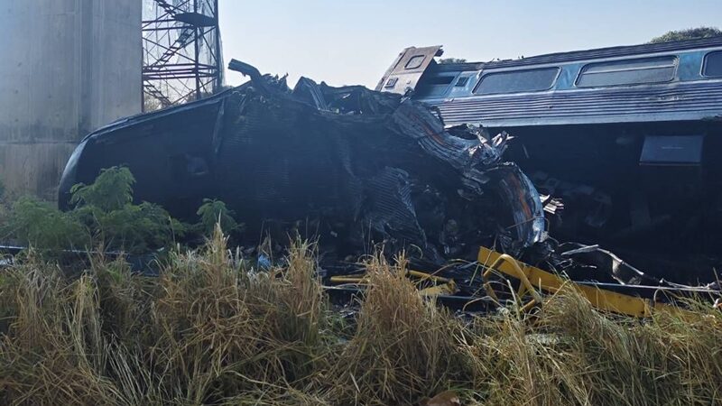 เครนก่อสร้าง หล่นทับรถไฟ