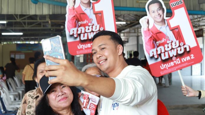 ลูกเต๋า เพื่อไทย ลุยขอคะแนนชาวปทุม เมินกระแสคู่แข่ง หวังโหวต ยศชนัน นายกฯ