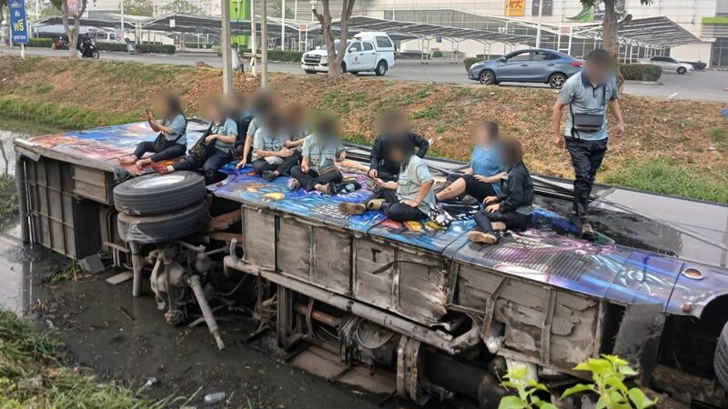 รถบัสรับส่งพนักงาน