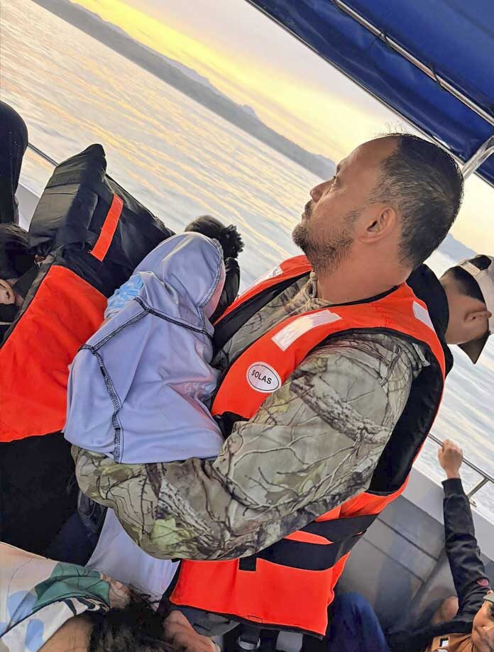 เจ้าหน้าที่กู้ภัยอุ้มร่างของทารกที่อยู่บนเรือ M/V Trisha Kerstin ซึ่งเป็นเรือบรรทุกสินค้าและผู้โดยสารระหว่างเกาะที่จมลงในน่านน้ำรอบเมืองอิซาเบลา จังหวัดบาซิแลน ประเทศฟิลิปปินส์ เมื่อวันจันทร์ที่ 26 มกราคม 2569