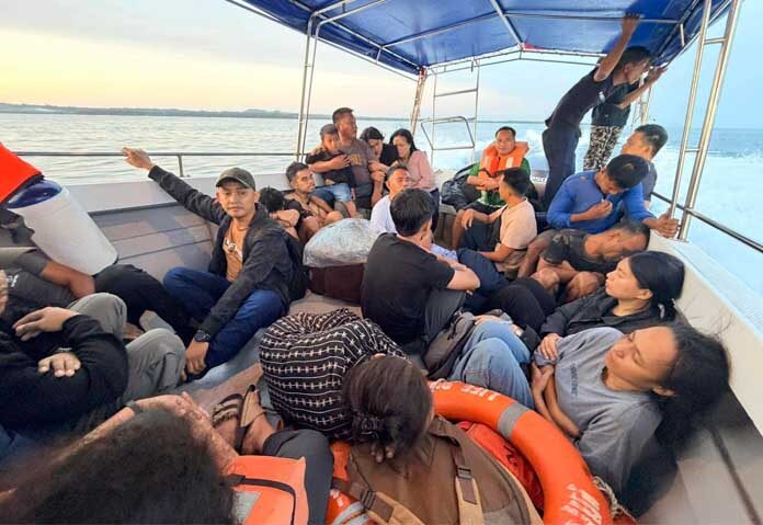 ผู้โดยสารที่ได้รับการช่วยเหลือจากเรือ M/V Trisha Kerstin ซึ่งเป็นเรือเฟอร์รี่ขนส่งสินค้าและผู้โดยสารระหว่างเกาะที่จมลง อยู่บนเรือในน่านน้ำรอบเมืองอิซาเบลา จังหวัดบาซิแลน ประเทศฟิลิปปินส์ เมื่อวันจันทร์ที่ 26 มกราคม 2569