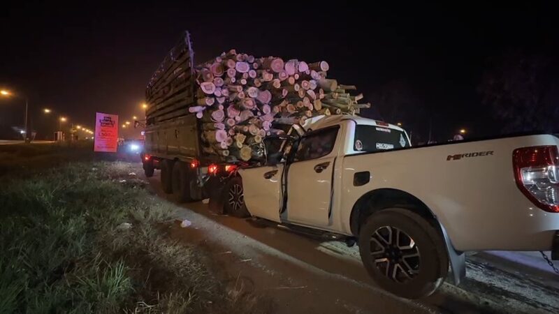 กระบะพุ่งเสยท้าย 10 ล้อ