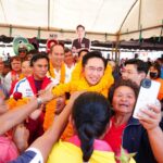 คล้องพวงมาลัยหม่ำ-แหนม ต้อนรับ 'ยศชนัน' อ้อนขอเสียง เพื่อไทย ชัยภูมิ 7 เขต ให้ถล่มทลาย