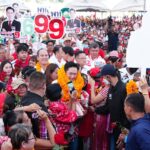 คล้องพวงมาลัยหม่ำ-แหนม ต้อนรับ 'ยศชนัน' อ้อนขอเสียง เพื่อไทย ชัยภูมิ 7 เขต ให้ถล่มทลาย