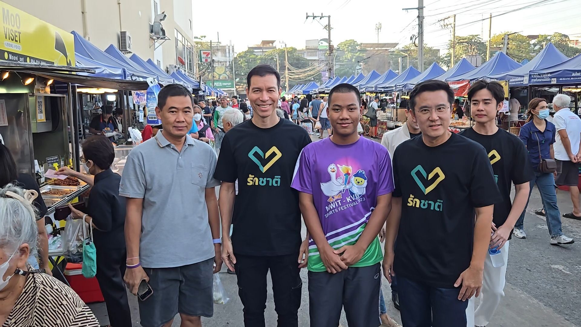 นายเจษฎ์ โทณะวณิก และนายชัยวุฒิ ธนาคมานุสรณ์ แคนดิเดตนายกฯ พรรครักชาติ ลงพื้นที่หาเสียงบริเวณตลาดประชานิเวศน์ 1