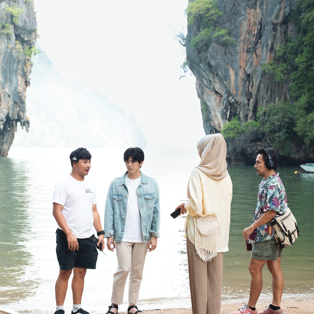 เบื้องหลังมายา