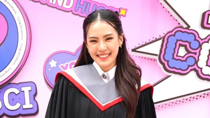 ลิลลี่ รับปริญญา