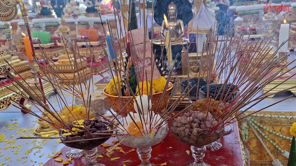 .จัดแค่ปีละครั้ง พิธีบวงสรวงพระแท่นศิลาอาสน์ ส่องชัดๆ เลขมงคลธูปเสี่ยงทาย 3 ตัว.