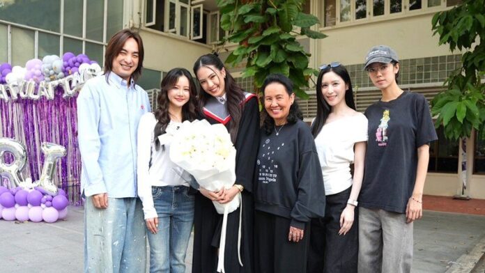 ลิลลี่ รับปริญญา