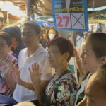 ตลาดดินแดงแตก 'อภิสิทธิ์' นำทีม หาเสียง ช่วย 'ศิริภา อินทรวิเชียร' ชาวบ้านให้กำลังใจ
