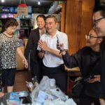 ตลาดดินแดงแตก 'อภิสิทธิ์' นำทีม หาเสียง ช่วย 'ศิริภา อินทรวิเชียร' ชาวบ้านให้กำลังใจ
